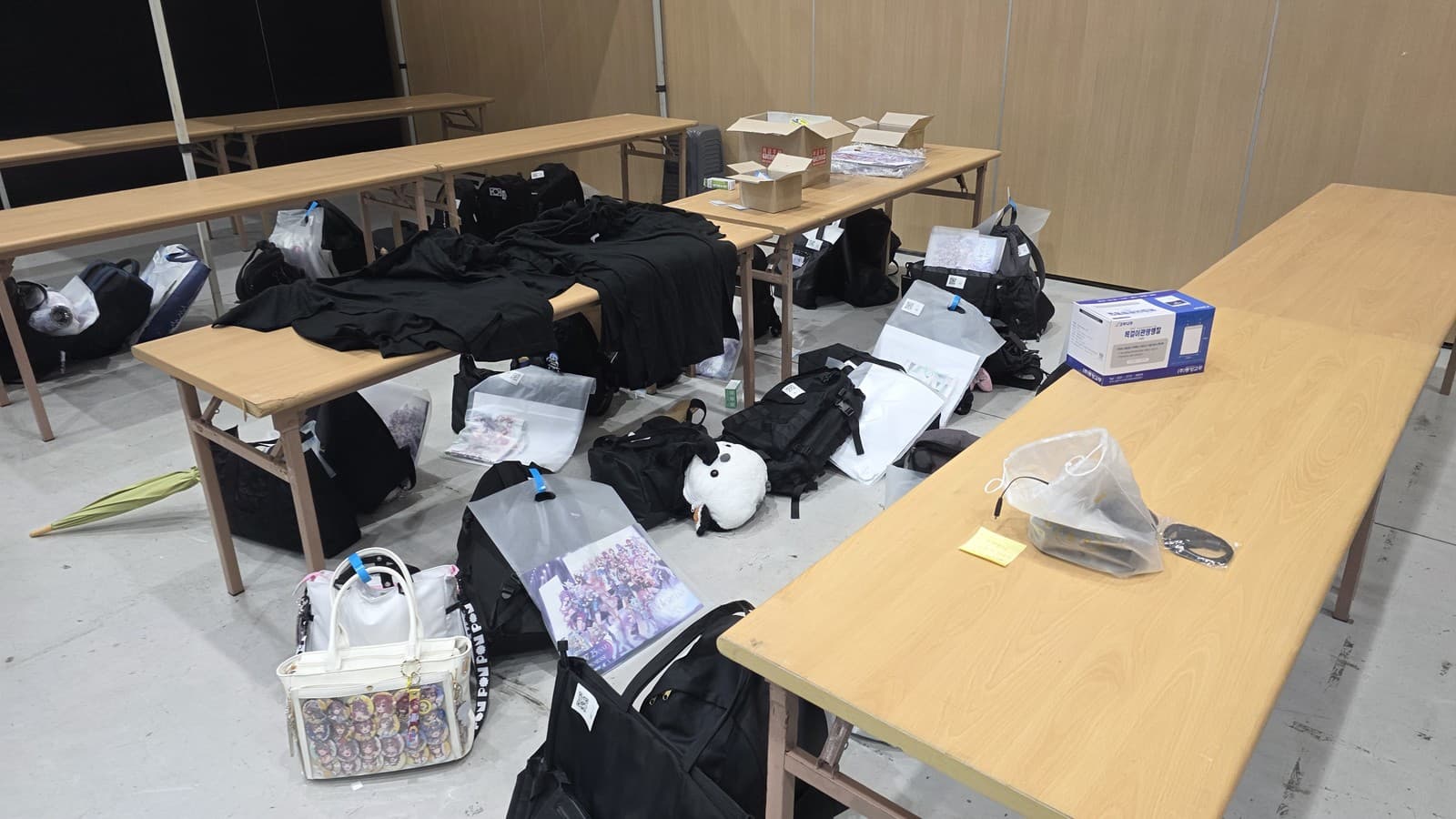 보관소 테이블 아래 줄지어 놓인 가방들